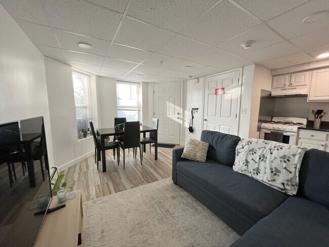 Primary Photo - 376 Riverway