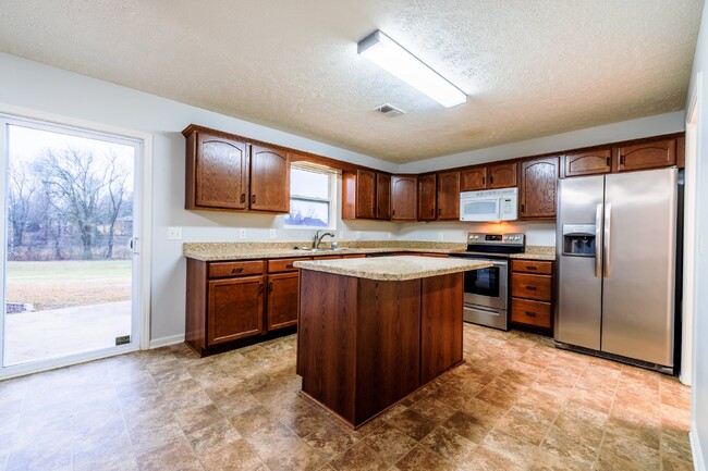 Building Photo - NOW AVAILABLE!!  Quaint 3 Bed, 2 Bath Home...