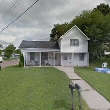 Building Photo - 403 Oak Ave S