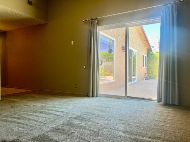 Building Photo - AVAILABLE NOW! 3 Bedroom 2 Bathroom POOL H...