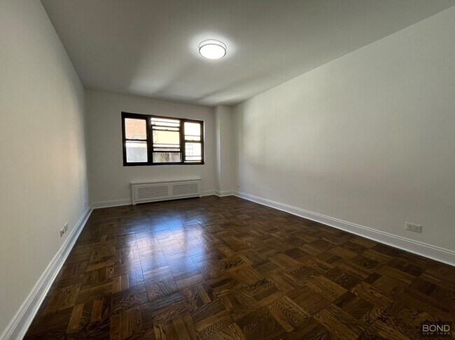 Building Photo - 165 E 35th St
