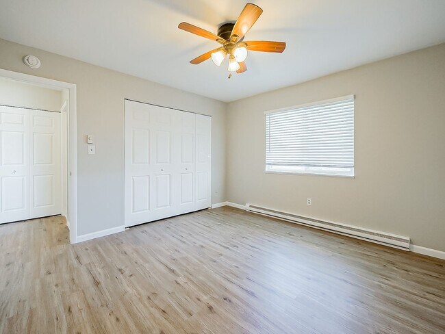 Building Photo - 125 E Van Riper Rd