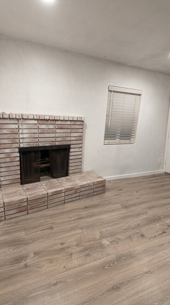 Building Photo - 3045 Bancroft Dr