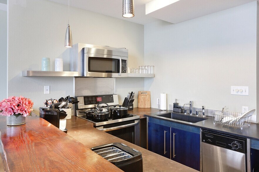 Building Photo - 1041 Constance St