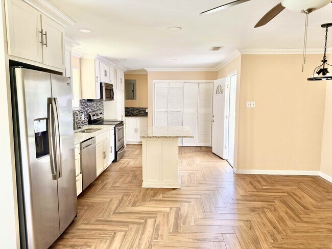 Building Photo - 2056 Vickers Dr