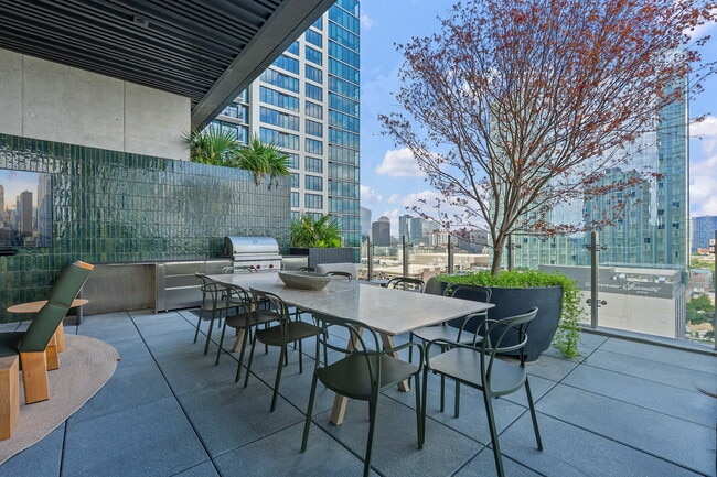 Building Photo - 610 Davis St