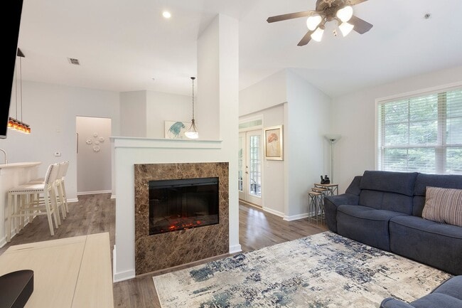 Building Photo - Gorgeous 3/2 Top Floor Condo w/ Private Vi...