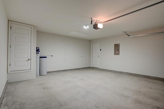 Building Photo - Beautiful 3BR/2BA Home with Island Kitchen...