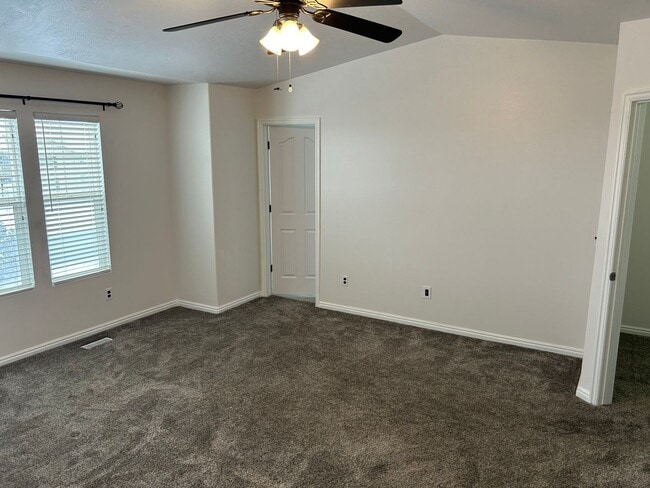 Building Photo - Impressive Remodeled 2 Bed 2 Bath Townhome