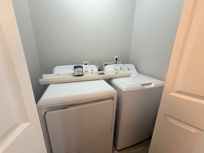 Building Photo - 3 bedroom and 2 bathrooms has newly renovated modern home in Southtown unit ready to move in! Mov...