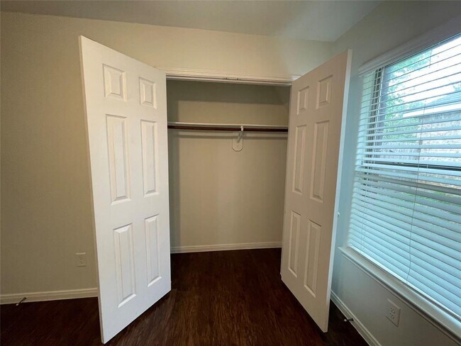 Building Photo - 13429 Raintree Dr