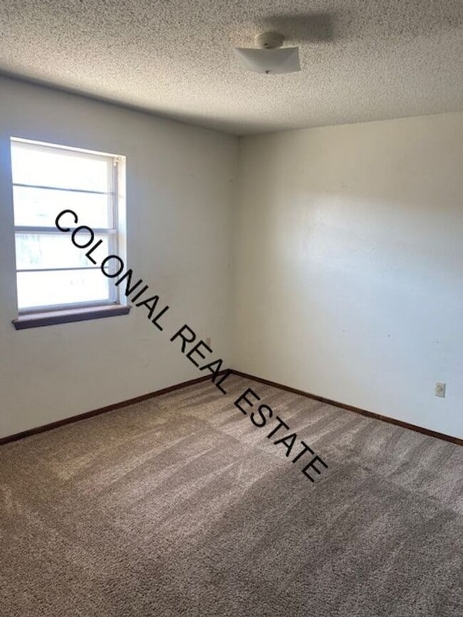 Building Photo - 2 Bedroom 1 Bathroom apartment, private washer/dryer hookups, central heat and air