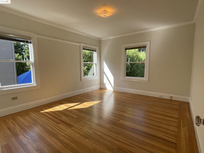 Building Photo - 1159 Winsor Ave