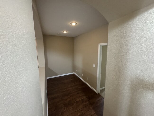 Building Photo - 3 BED, 2 bath, Single Story