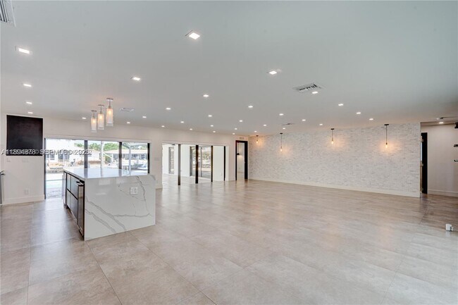 Building Photo - 2305 Magnolia Dr