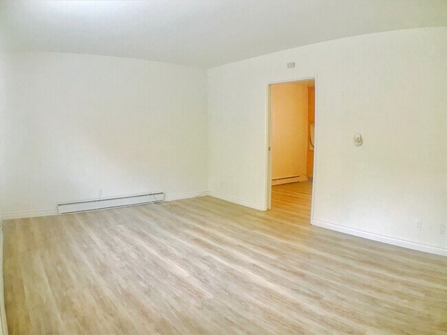 Building Photo - Large Studio with a full kitchen and Bath One Parking space included