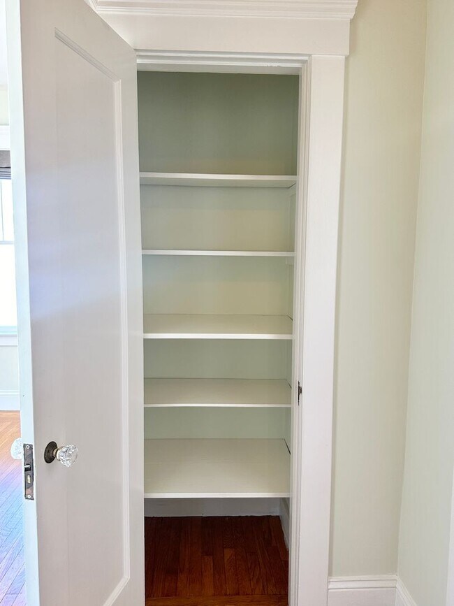 Building Photo - Storage Galore!!  1bd in heart of Noe/Miss...