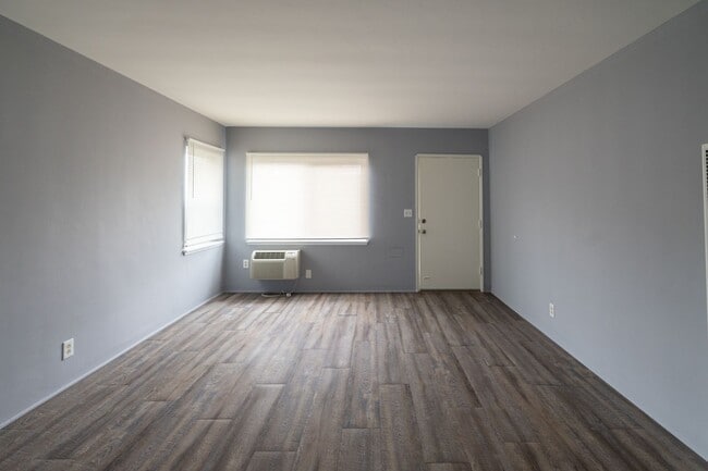 Building Photo - 207 Mayflower Ave