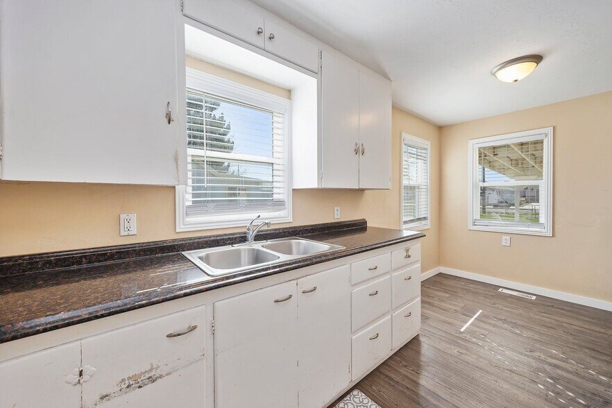 Building Photo - 523 W Ave G