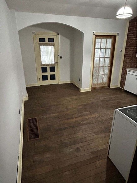 Kitchen - 302 Lake Ave