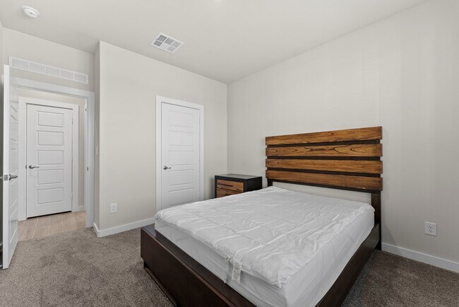 Building Photo - 2106 Somerset Dr