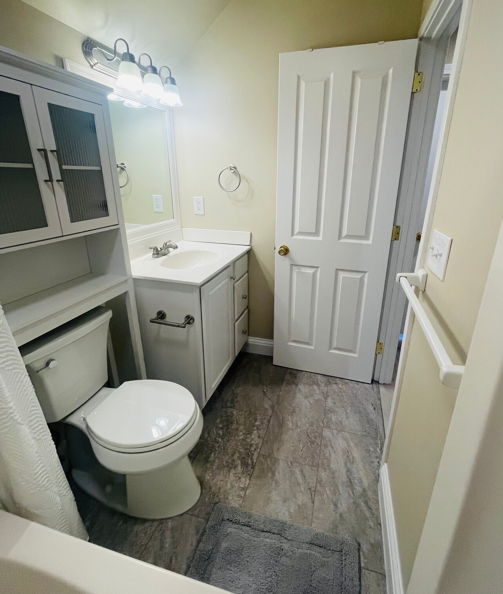 Upstairs Bath - 101 Lumina Ave N