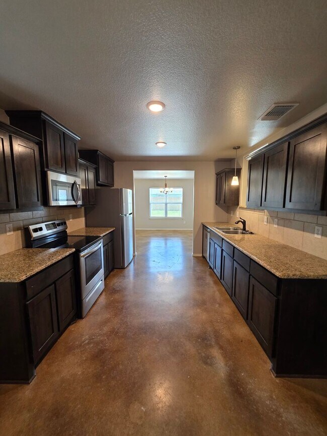 Building Photo - 5 Bedroom 2.5 Bath home off Bunny Trail Killeen