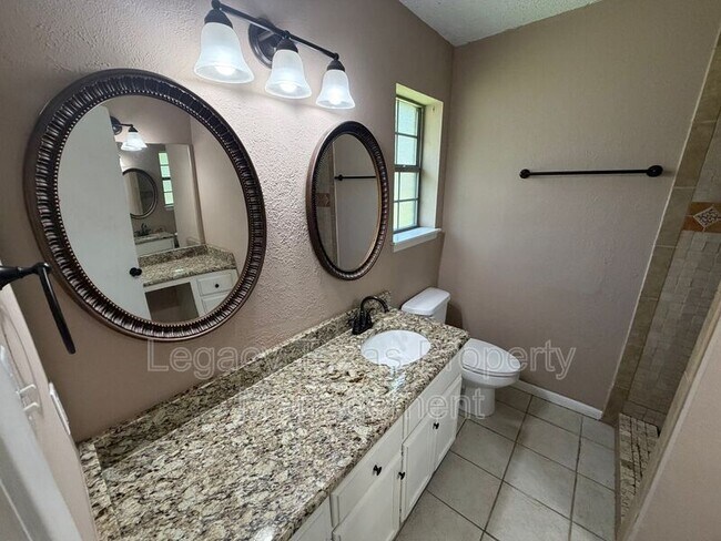 Building Photo - 513 Willow Cir W