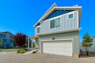 Building Photo - 153 E Brushy Canyon St