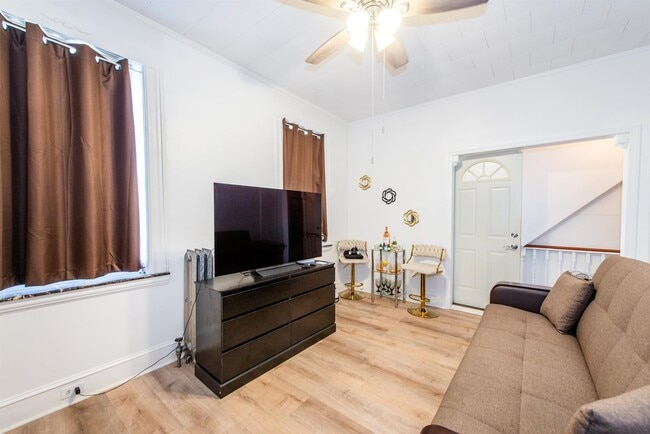 Building Photo - 606 59th St