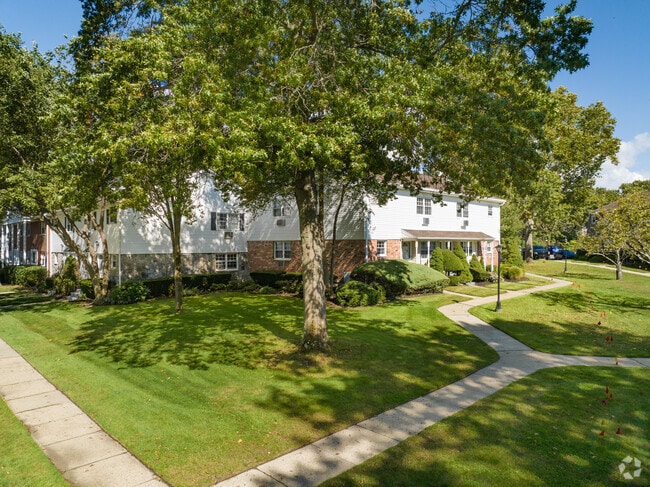 Building Photo - Birchwood on the Green