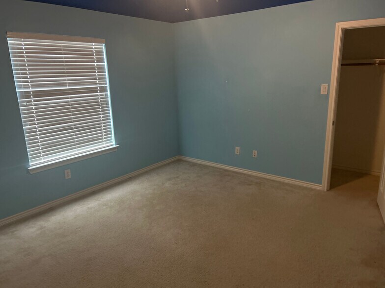 Building Photo - Room in House on Levant Ln
