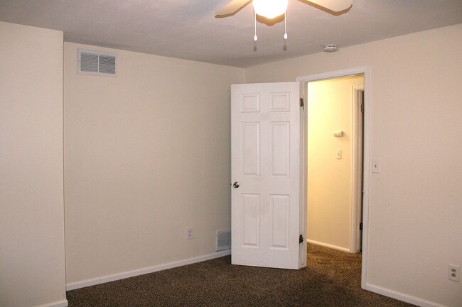 Building Photo - Lovely Three Bedroom Home Near Troutman Park