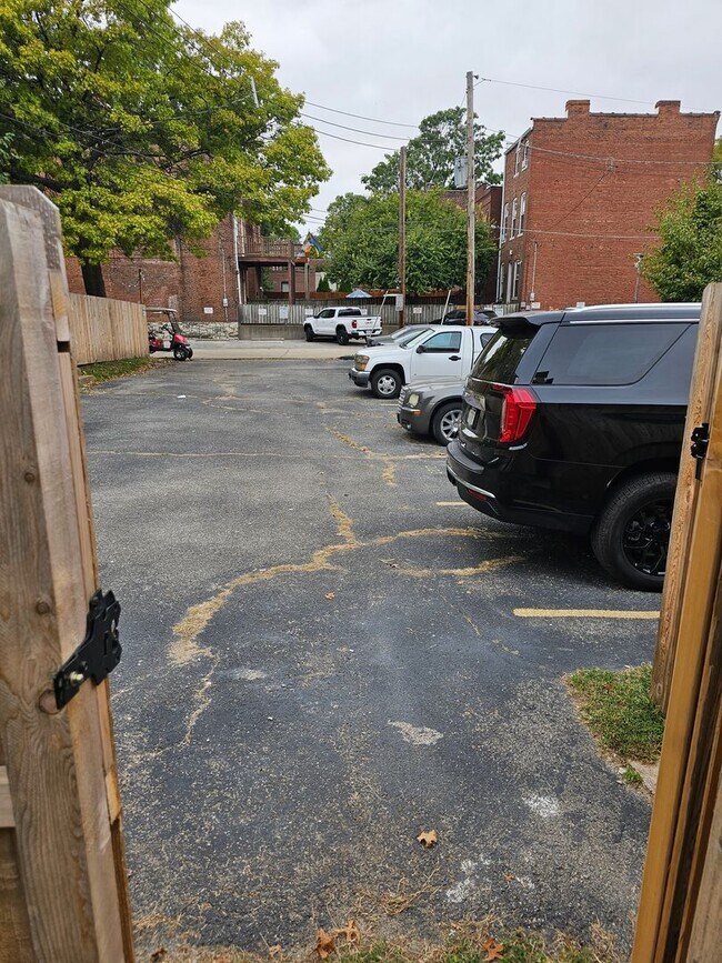 Building Photo - Wonderfully Remodeled Tri Level 3BR/2BTH Soulard Townhouse