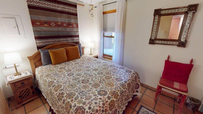 Building Photo - Charming two bedroom close to downtown. Furnished long term rental.