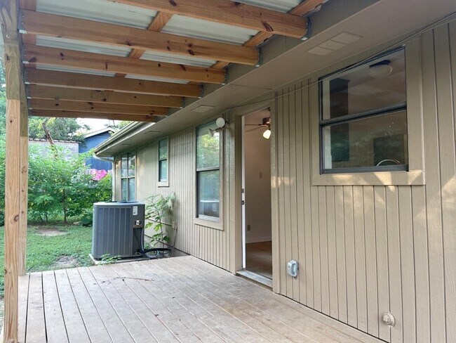 Building Photo - 2501 Peach Tree Ln
