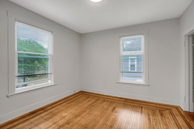 Building Photo - 1316 7th St SE