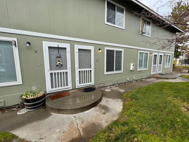Building Photo - 3905 Pheasant Dr