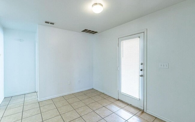 Building Photo - Private 3 Bedroom 3 Bath