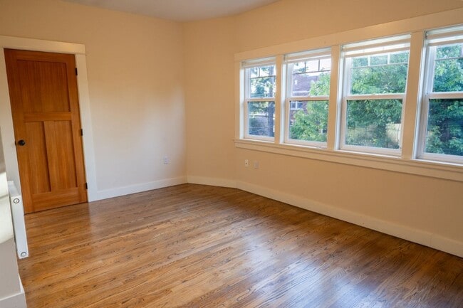 Building Photo - 4Bd/2.75Ba Seattle House