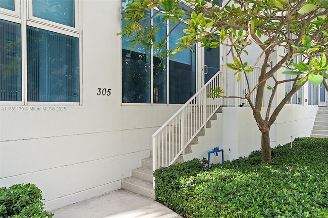 Primary Photo - 2020 N Bayshore Dr