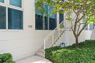 Building Photo - 2020 N Bayshore Dr