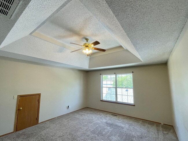 Building Photo - Beautiful 2 story, 5 bedroom, 3 bath home available NOW!