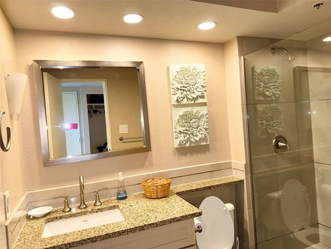 Building Photo - 5220 Seawall Blvd