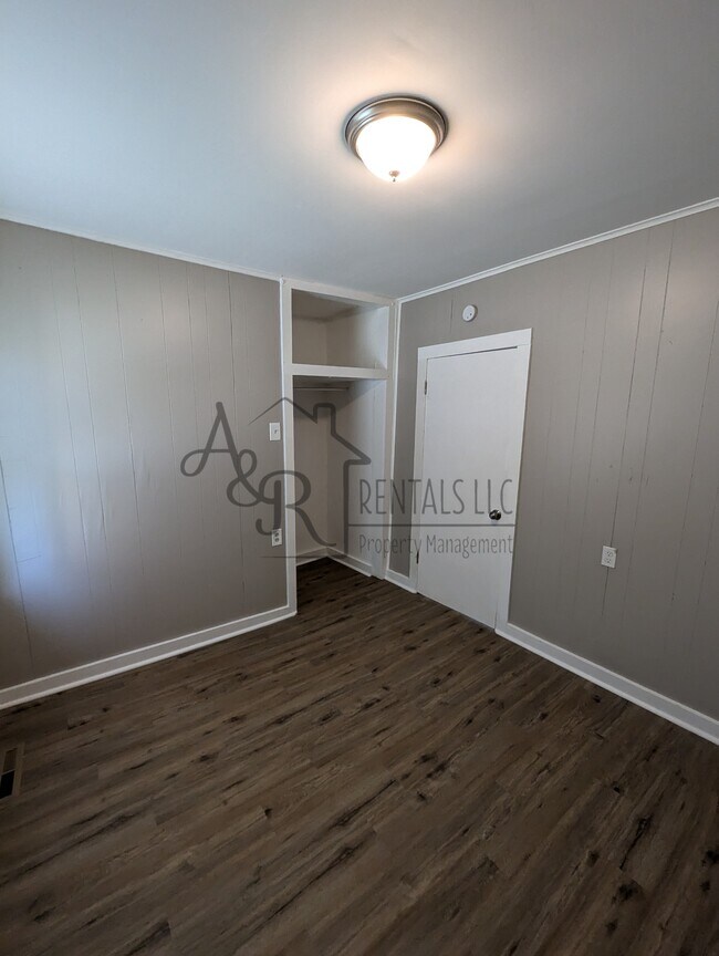 Building Photo - 908 E 8th St