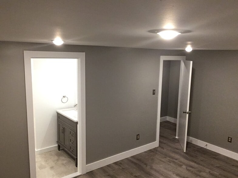 front Bedroom with private bath - 42 Rockland Drive