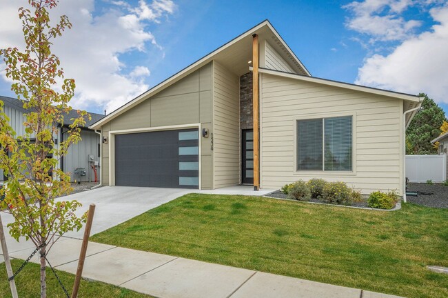 Building Photo - CDA Place Neighborhood- upgraded 3 bed 2 b...