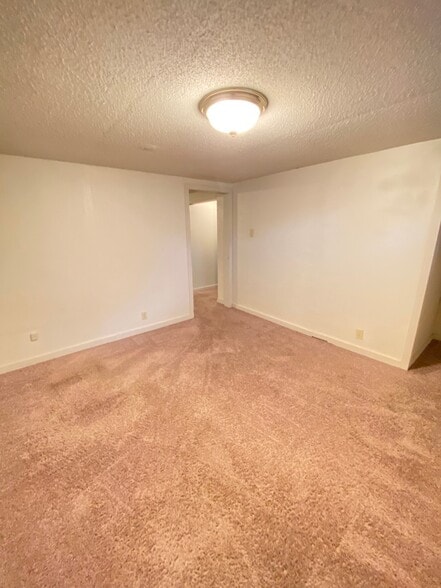 Building Photo - 807 Elm Creek Cir