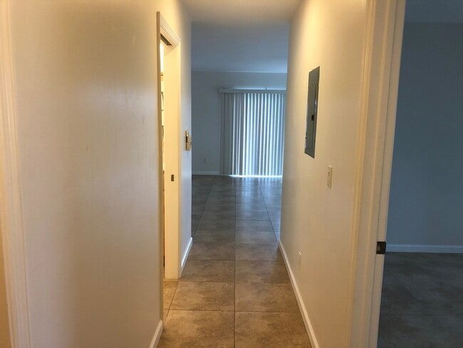 Building Photo - Private Duplex Home Across from Kahala Mall