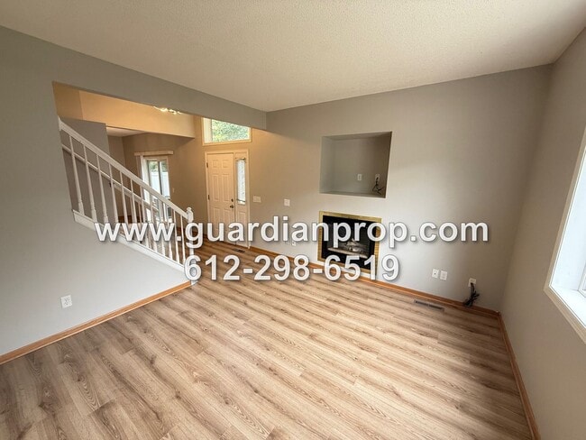 Building Photo - End Unit Townhouse Available Now, Loft Are...